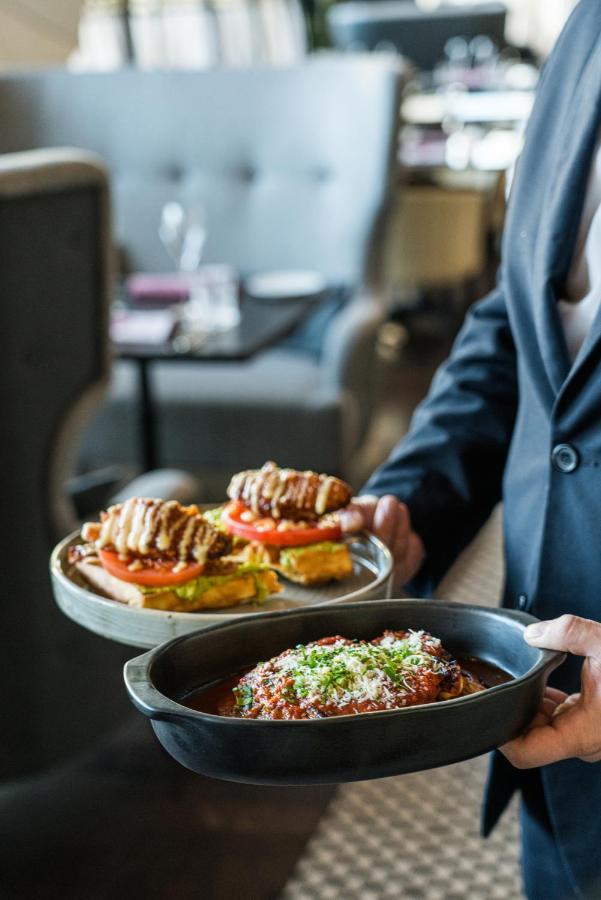 Hyatt Regency Sofia Hotel Luaran gambar A waiter serving food